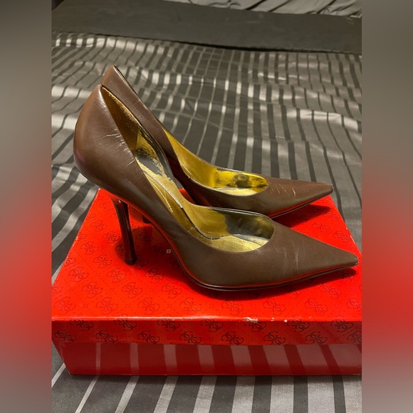 Brown guess heels. - Picture 2 of 2